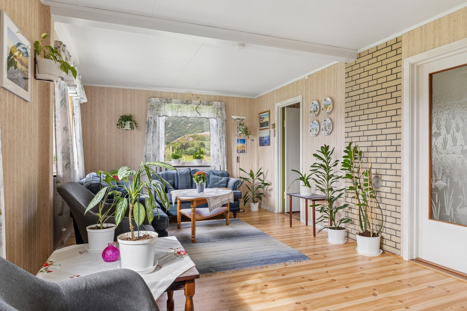 Store vindusflater slipper inn dagslys fra flere kanter. Galleribilde