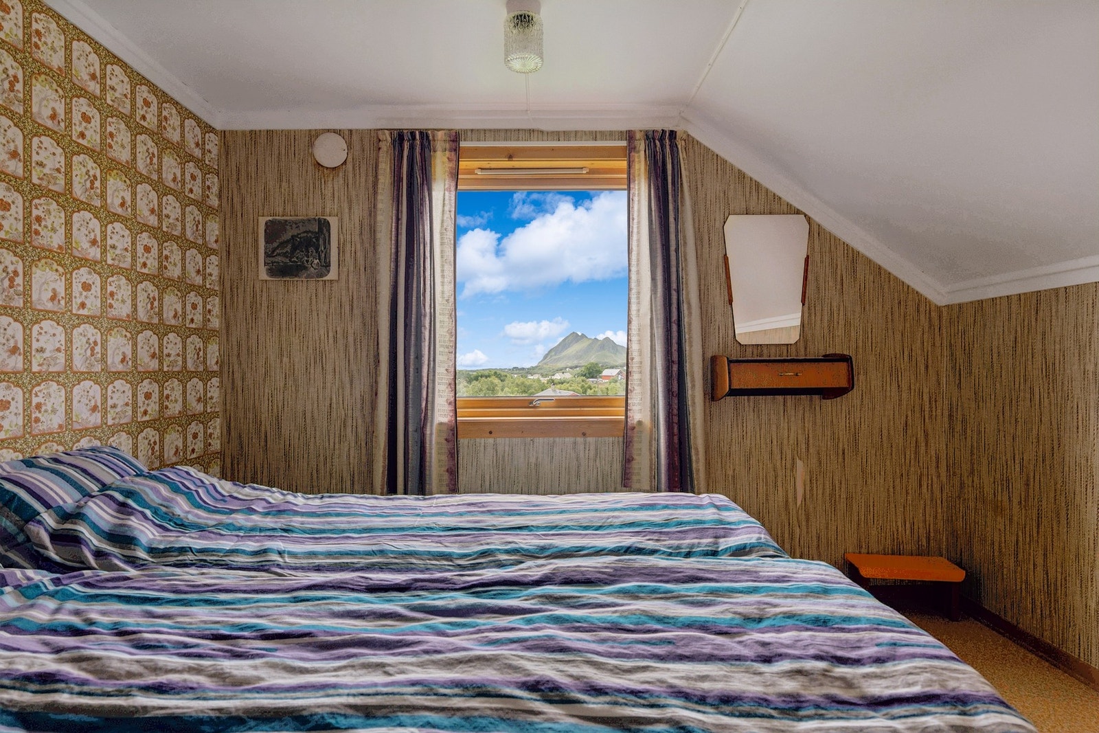 Fra soveromsvinduet ser man ut over nærområdet og fjellene. Galleribilde