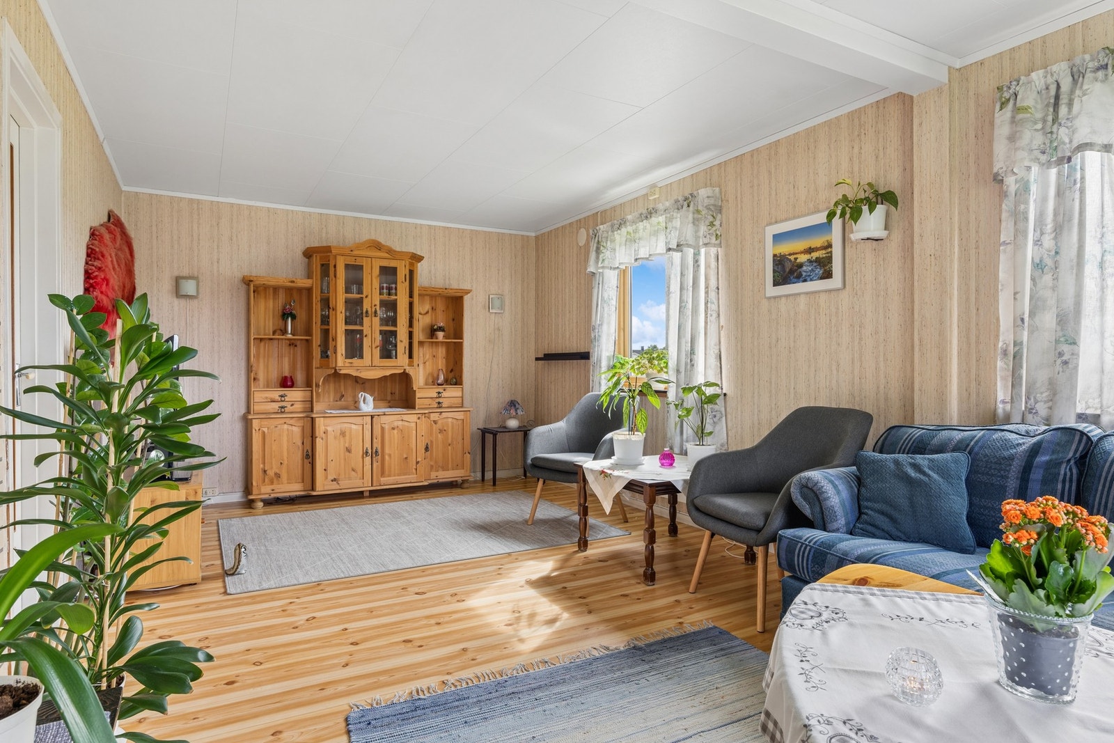 Rommet gir fleksibilitet for møblering med både sittegruppe og spisebord. Galleribilde