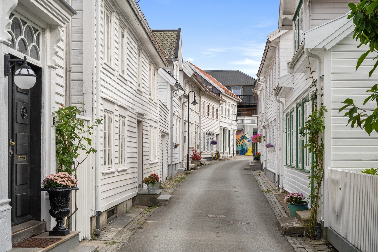 Koselig og rolig gate midt i sentrum. Galleribilde