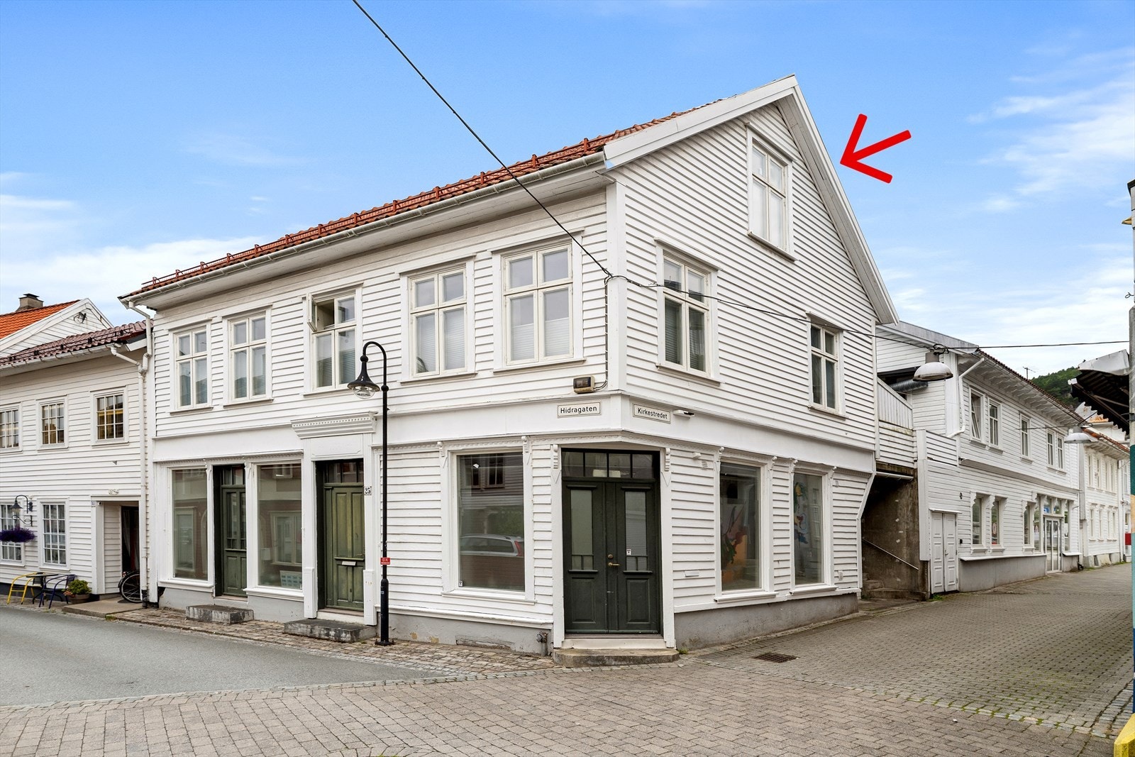 Vi har gleden av å presentere denne sentrale leiligheten midt i Flekkefjord sentrum med standard fra 2019! Velkommen til Hidragaten 25! Galleribilde