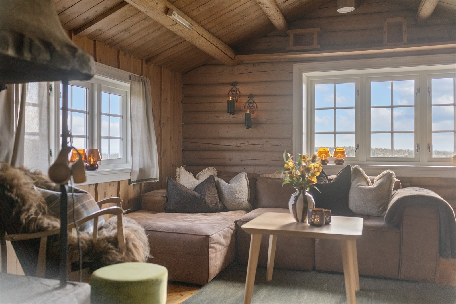 Vinduer med 2-lags glass fra 2017 slipper inn lys og rammer inn utsikten. Galleribilde