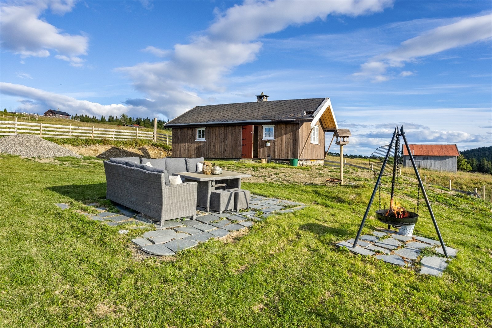 Uteplass med plass til sittegruppe og bålpanne. Galleribilde
