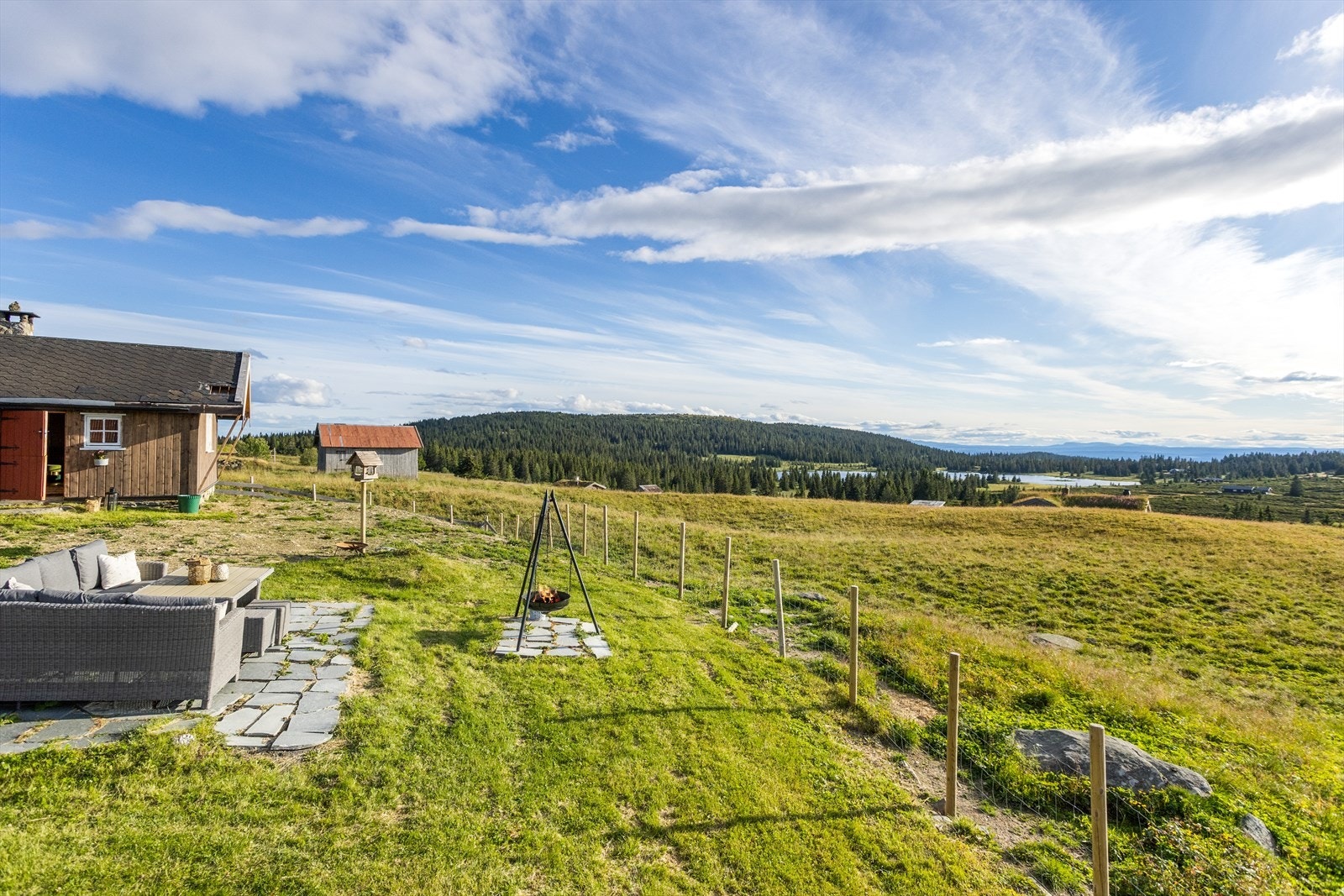 Eiendommen ligger 915 moh. med umiddelbar nærhet til milevis med preparerte skiløyper. Galleribilde