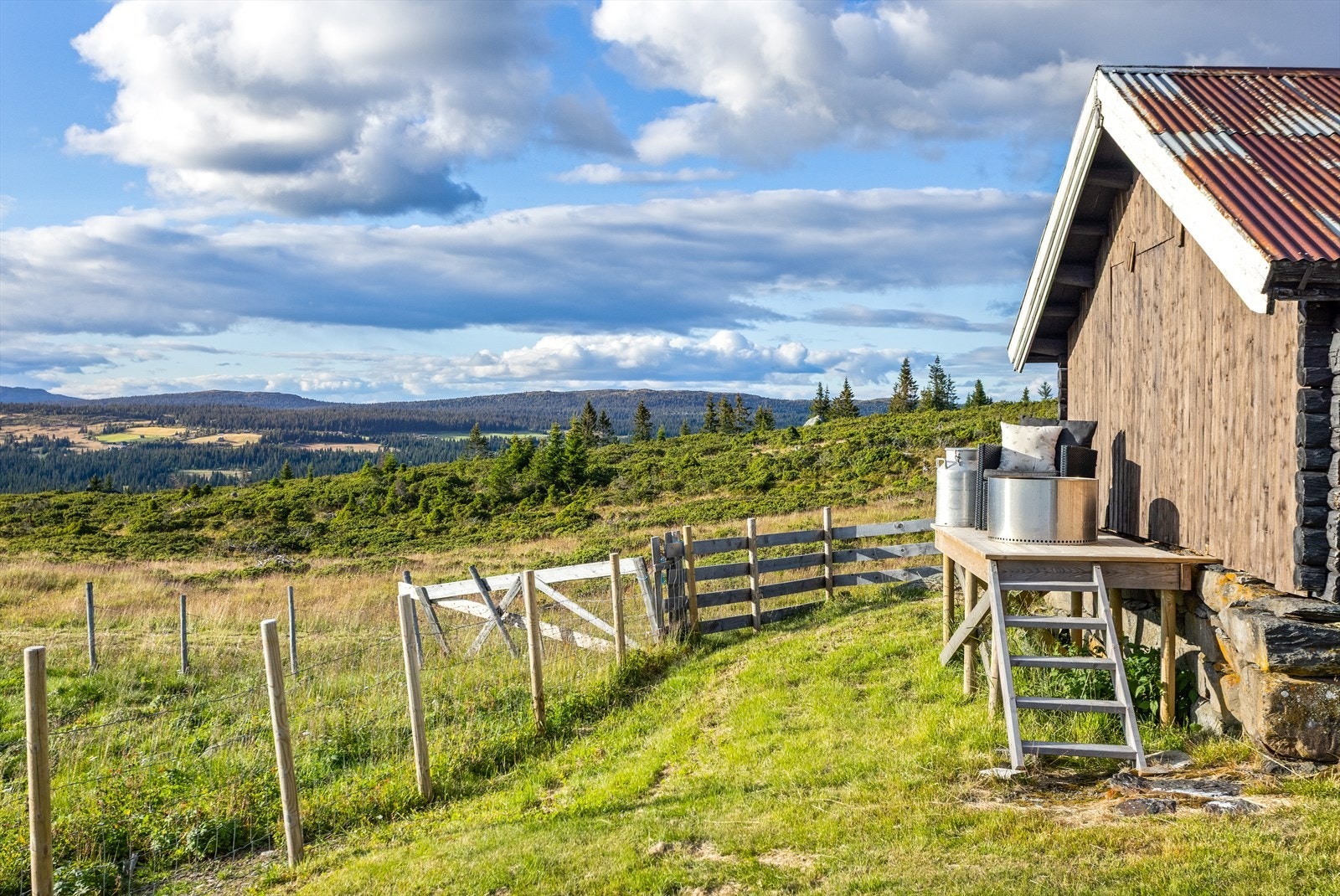 Eiendommen består av en festet tomt på 845 m² med plen og naturtomt. Galleribilde