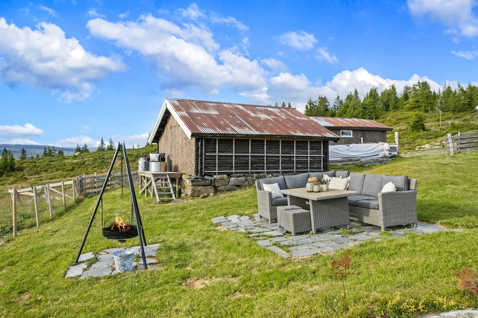 På tomten står også et laftet stabbur med veranda og lagringsplass. Galleribilde