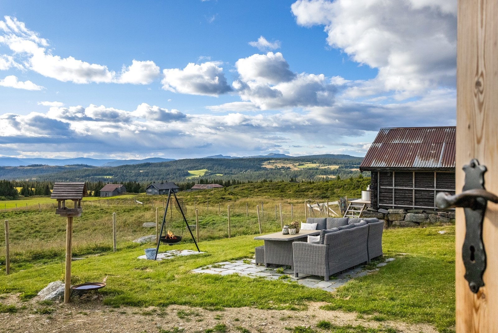 Fra tunet har man vidstrakt utsikt over fjellandskapet. Galleribilde