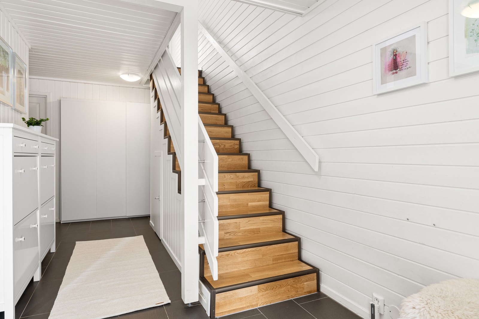 Sokkeletasjen består av entré, bad, to soverom og en kjellerstue. Fra gangen er det inngang til egen bod og bod under trapp, i tillegg til skyvedørsgarderobe. Galleribilde