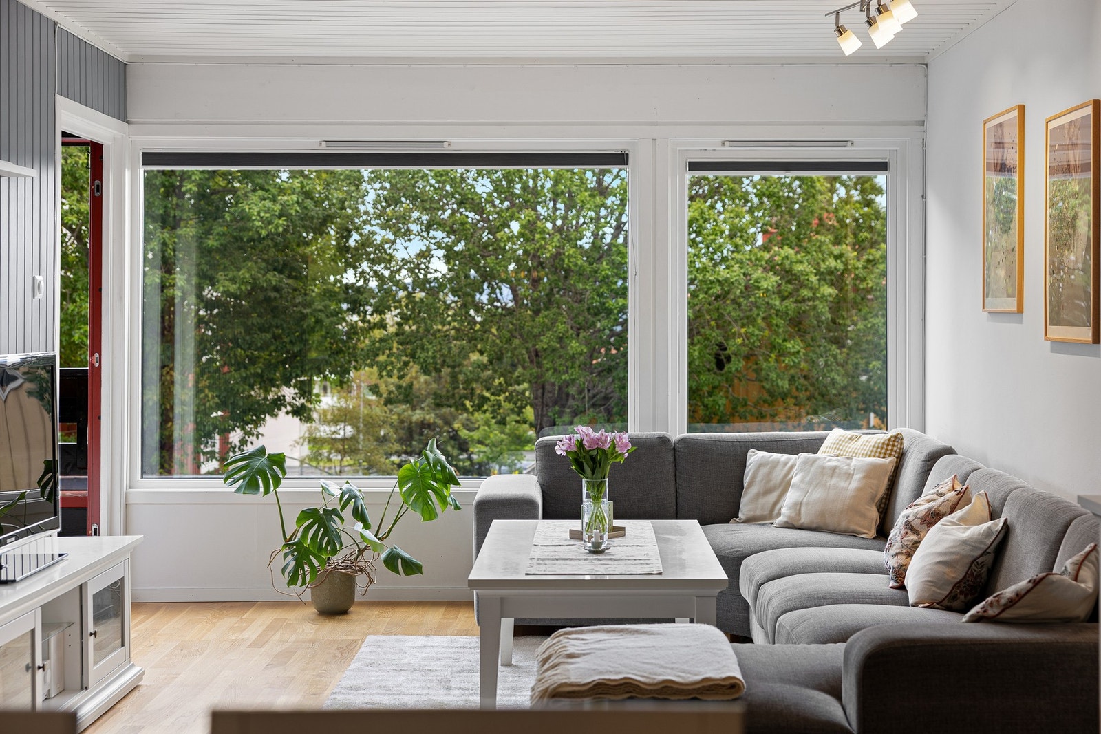 Innholdsrikt rekkehus over to etasjer med svært gode planløsninger og flotte utearealer. Galleribilde