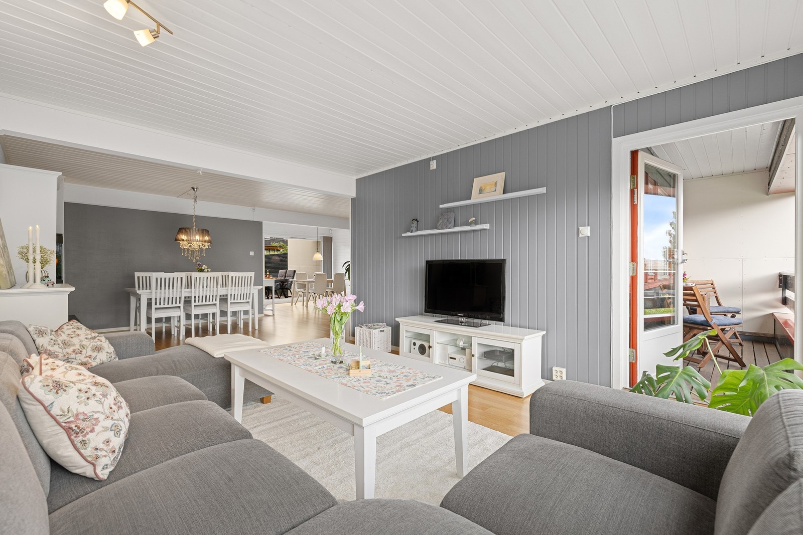 Boligens 1. etasje inneholder kjøkken, stue og soverom, og har direkte tilgang til attraktive uteområder med både terrasse og balkong. Galleribilde