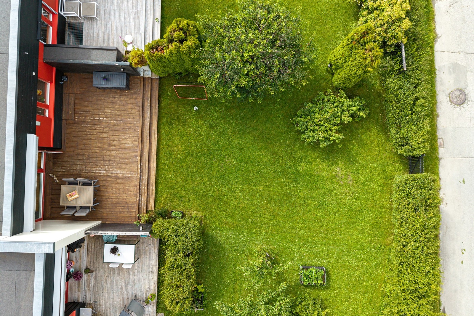 Terrassen er fra 2011 og har gulv belagt med terrassebord. Galleribilde