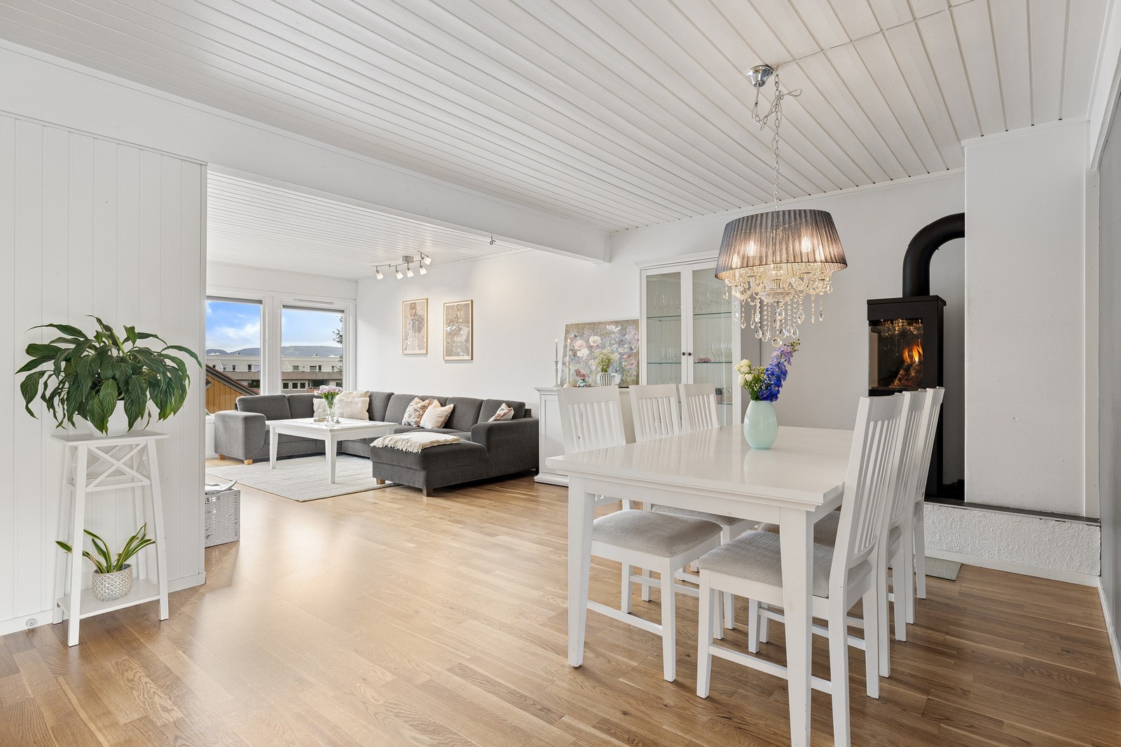 Stuen er utstyrt med en moderne vedovn som bidrar til lun og effektiv oppvarming året rundt. Galleribilde