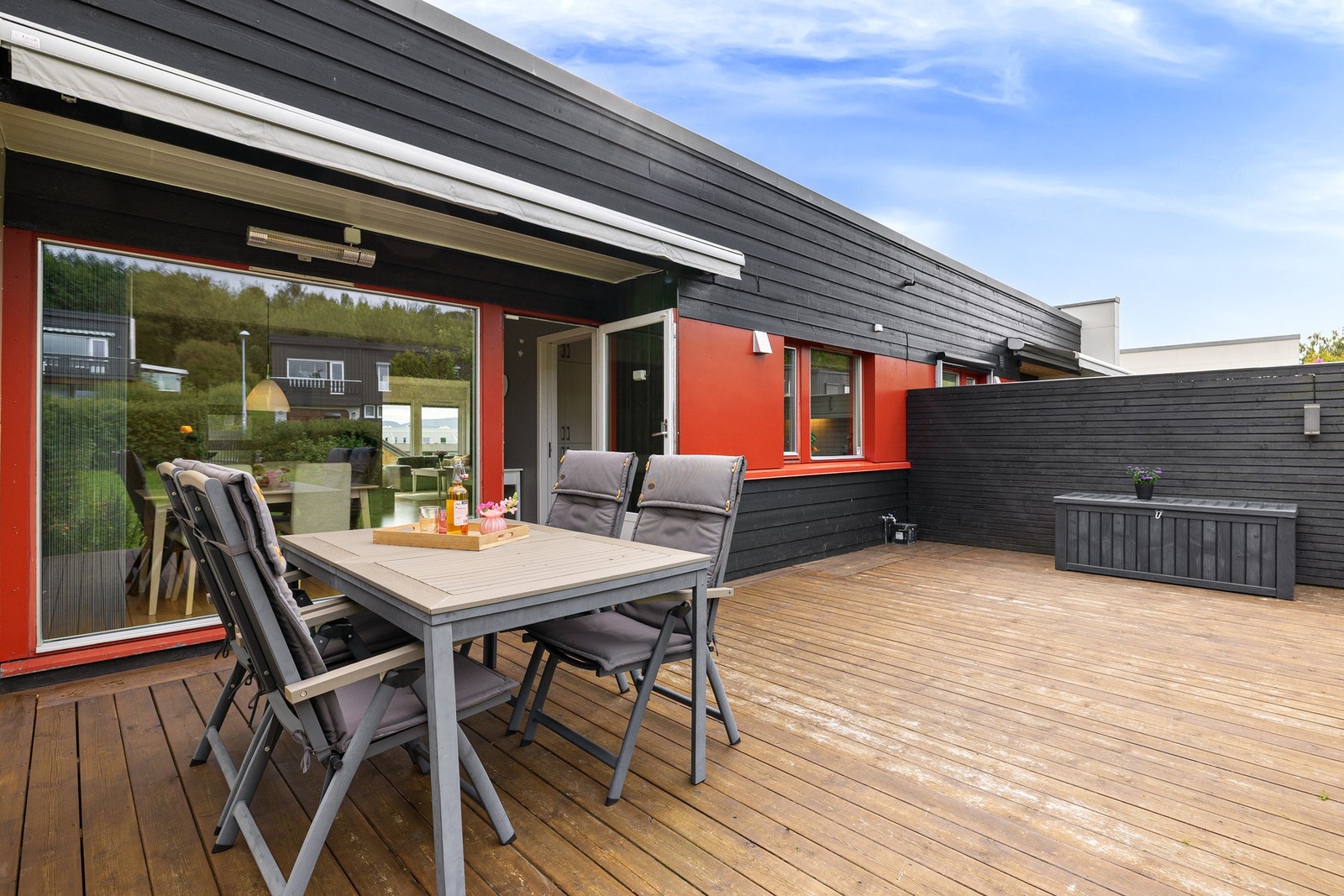 Skillevegg og beplantning gjør at terrasse og hage oppleves privat med minimalt med innsyn fra de andre naboene i rekka. Galleribilde