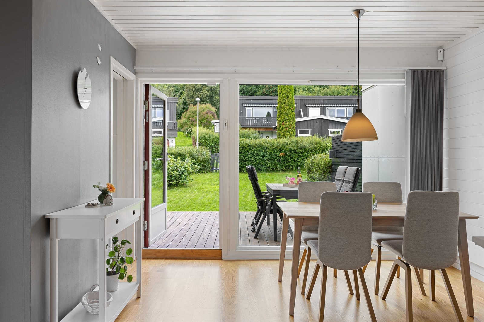 Fra stuen i 1. etasje er det direkte utgang til en stor terrasse og den fantastiske hagen. Galleribilde