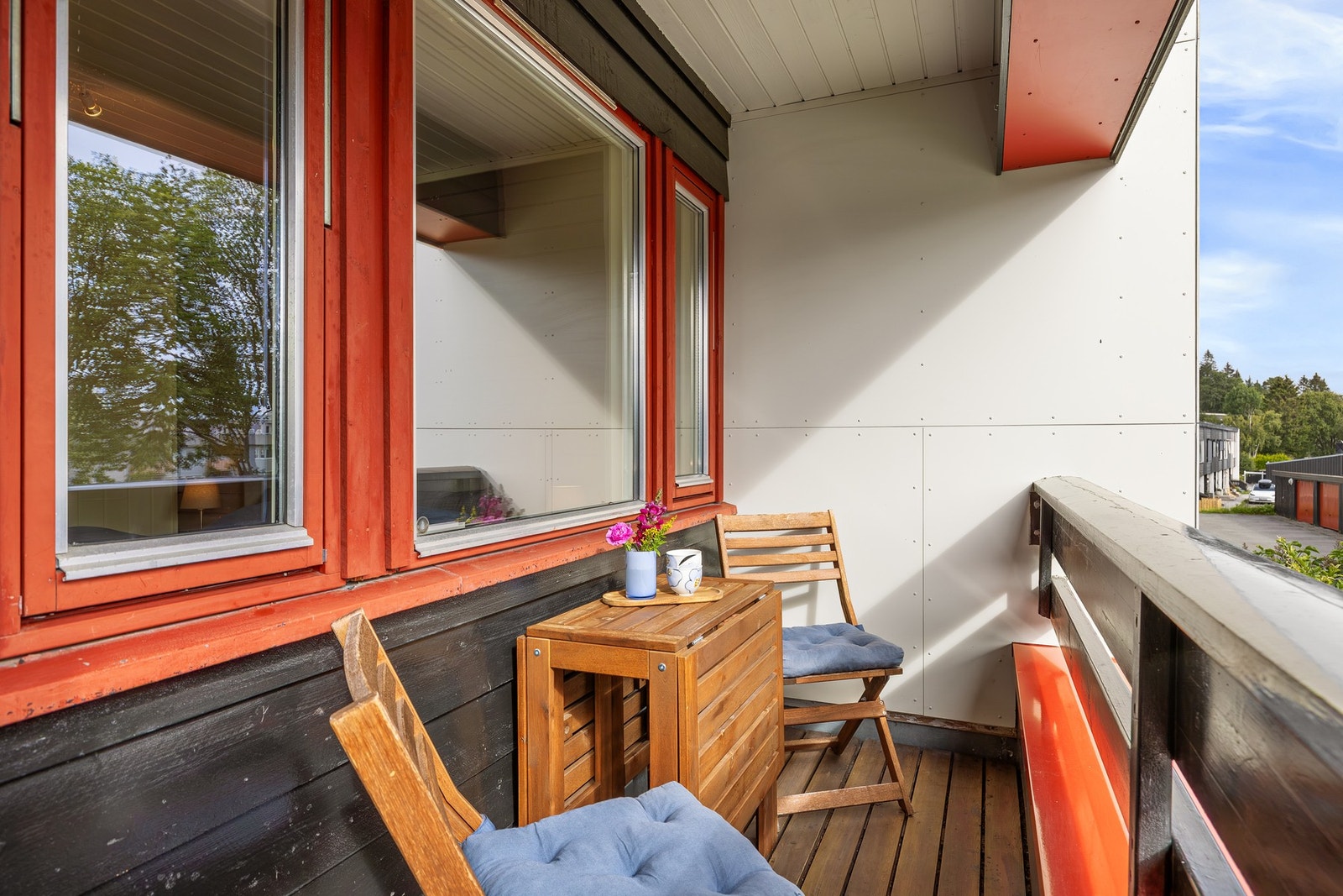 Balkongen har plass til en hyggelig sittegruppe med fine solforhold på solrike dager. Galleribilde