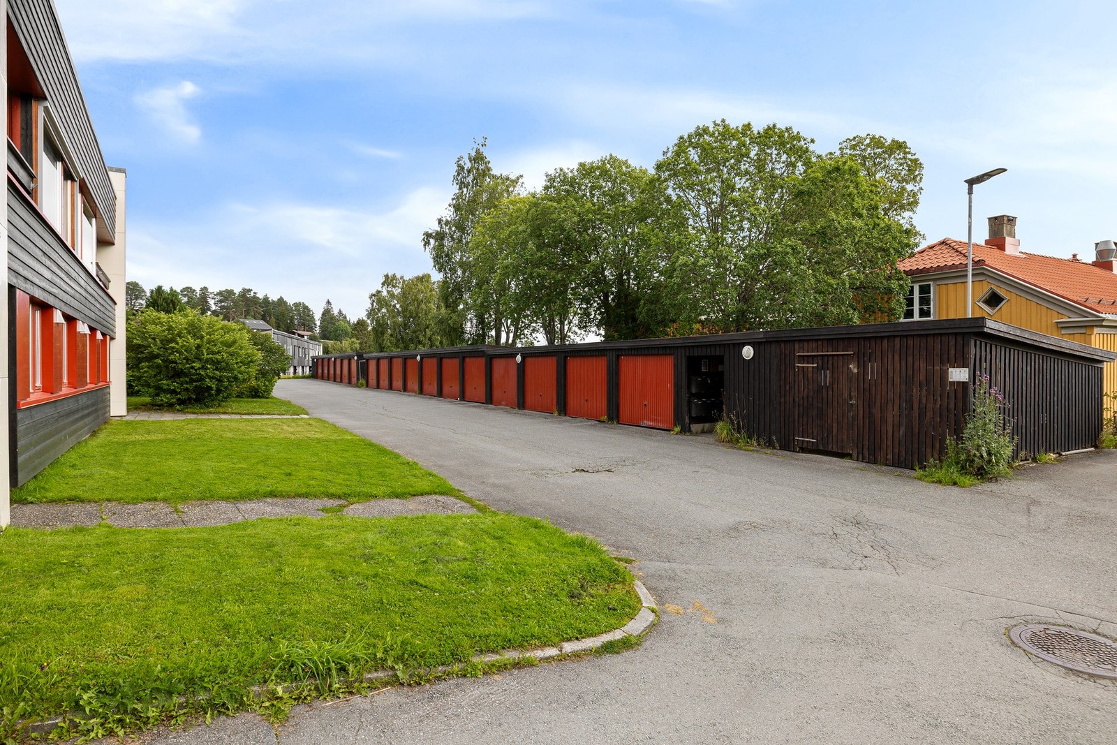 Garasjeplass i felles garasjerekke følger rekkehuset ved salg, og er utstyrt med både garasjeportåpner og elbillader. Det er i tillegg tilgang til 2 felles sykkelboder. Galleribilde