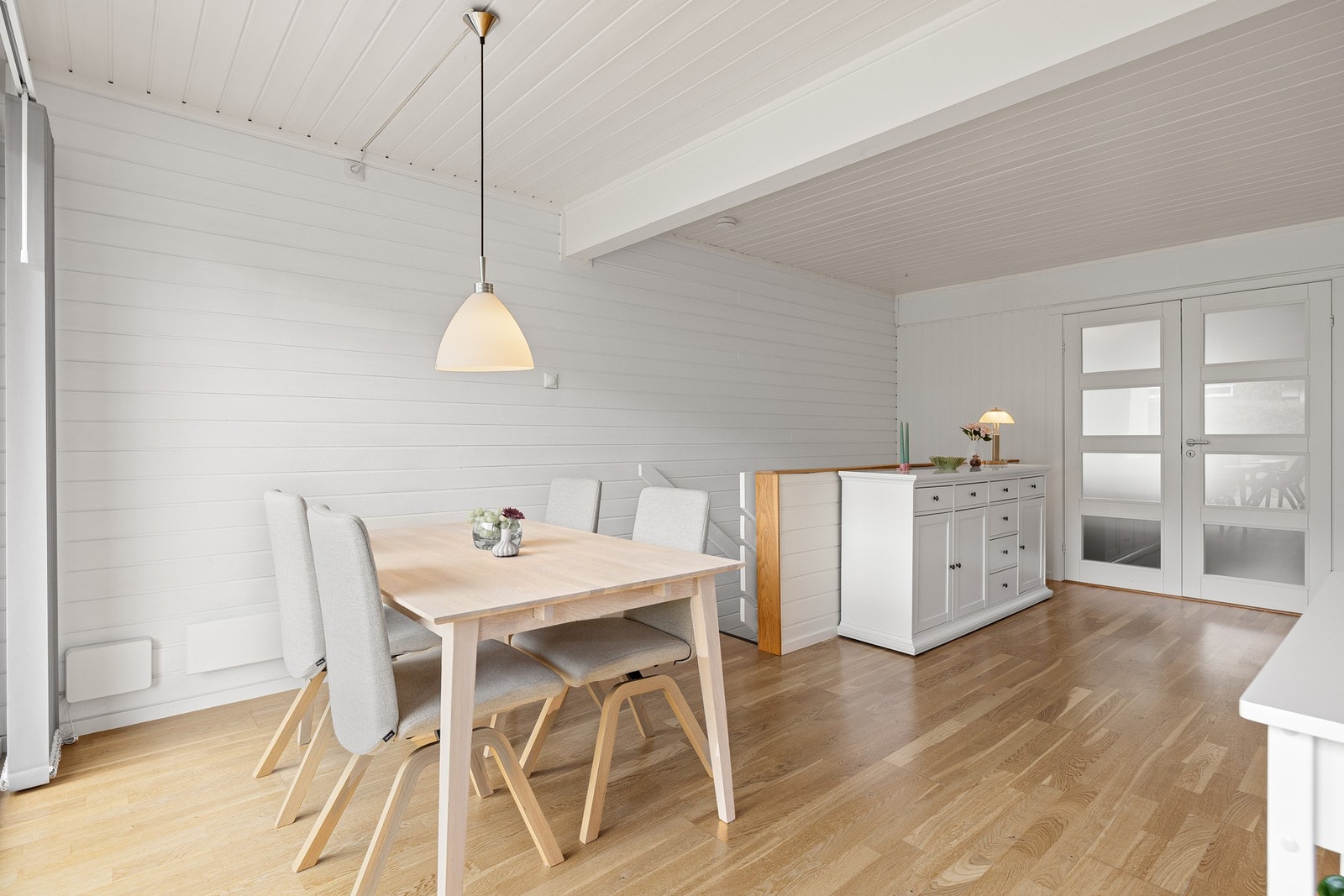 Den åpne stuen i 1.etasje på 49,3 kvm fremstår lys og luftig, med flere soner som gir fleksible innredningsmuligheter. Galleribilde