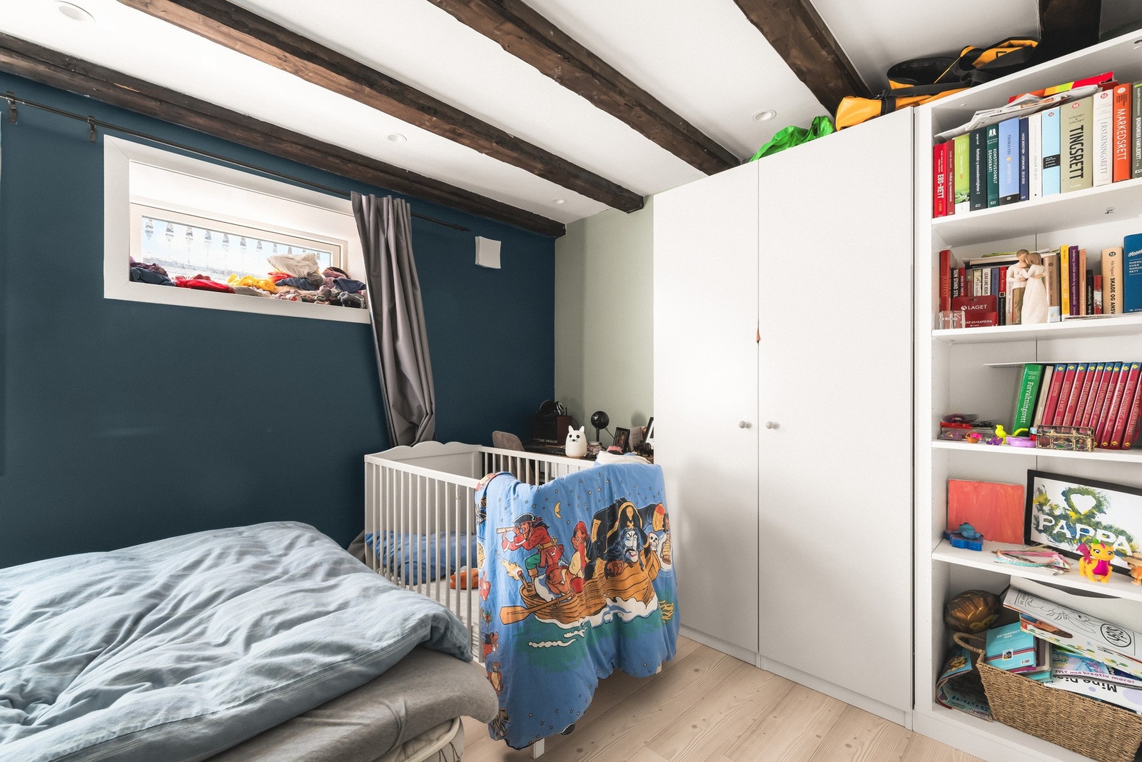 Soverommet har god plass til dobbeltseng, garderobe og annet ønskelig møblement. Galleribilde