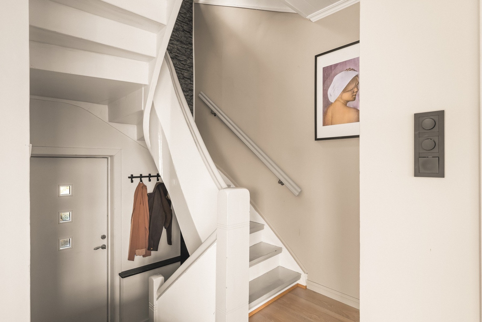 Velkommen inn! En møtes først av en trappegang, før en kommer opp et halvplan. Galleribilde