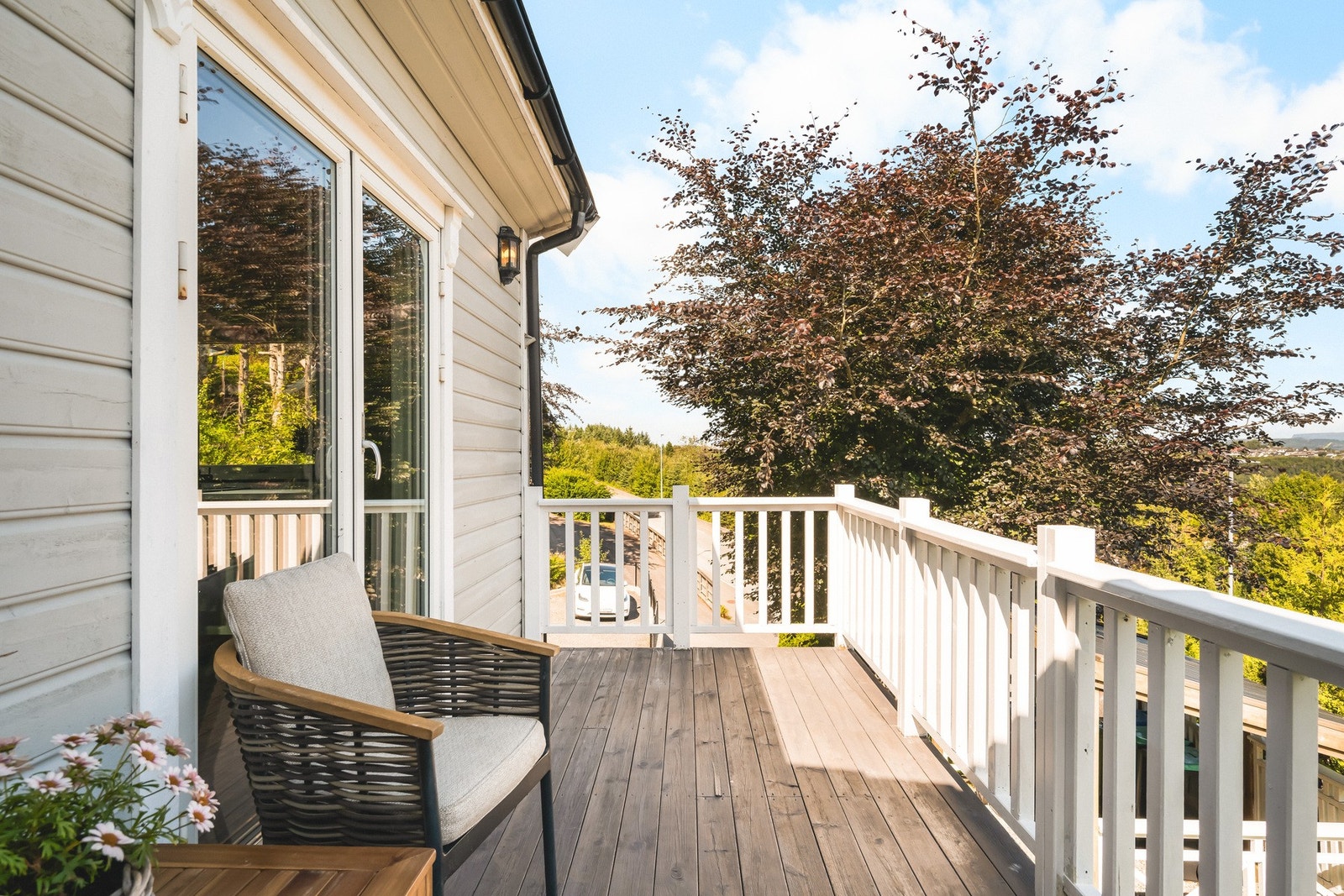 Fra kjøkkenet er det utgang til en god terrasse på 9,5 m², med god plass til en koselig sittegruppe. Galleribilde