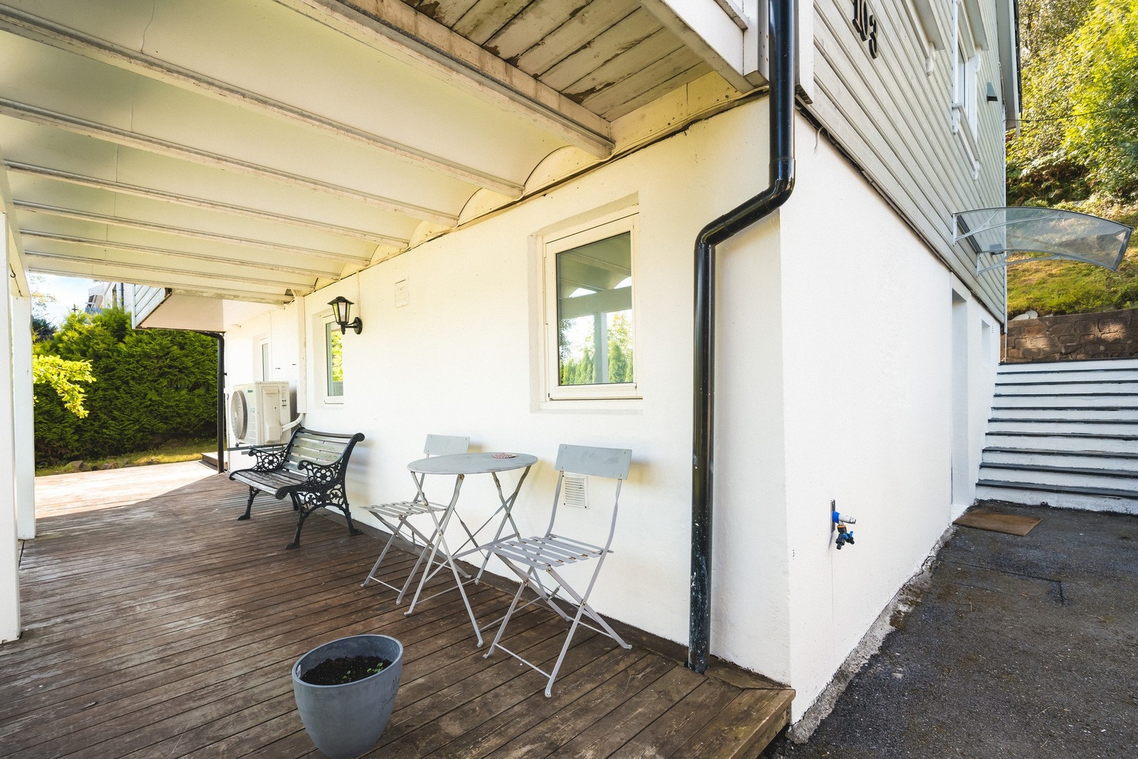 Ved underetasjen er det terrasseplatting på 23,4 m², med god plass til ønsket utemøblement. Galleribilde