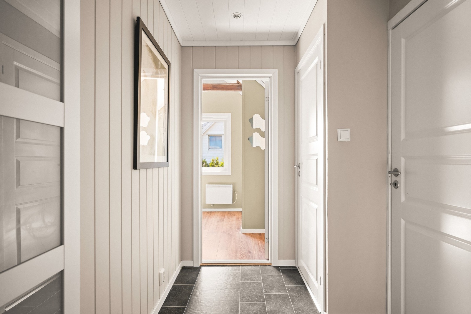 Opp trappen kommer en til en trappegang på 3,5 m² og en gang på 4 m², som knytter 2. etasje sammen. Galleribilde