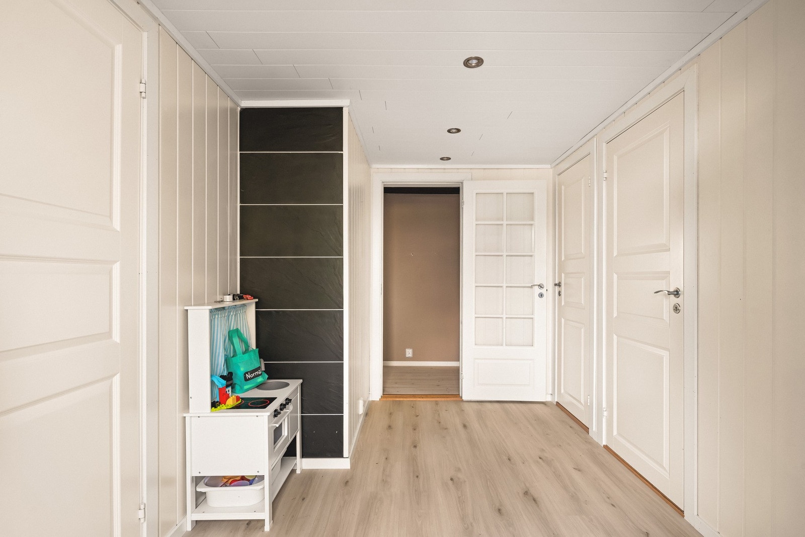 Her møtes en av en romslig og lys gang på 7,8 m², med videre tilkomst til en mellomgang på 1,2 m². Galleribilde
