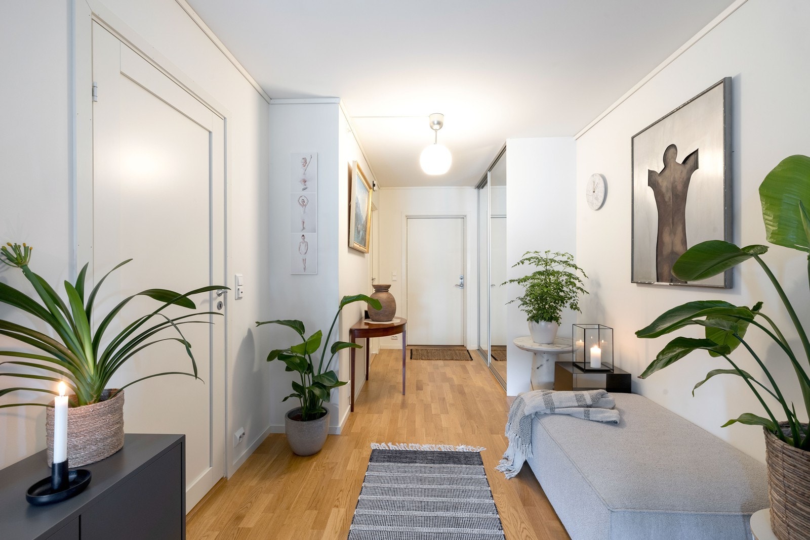 Velkommen inn til en romslig og trivelig entré som umiddelbart skaper et godt førsteinntrykk av leiligheten. Galleribilde