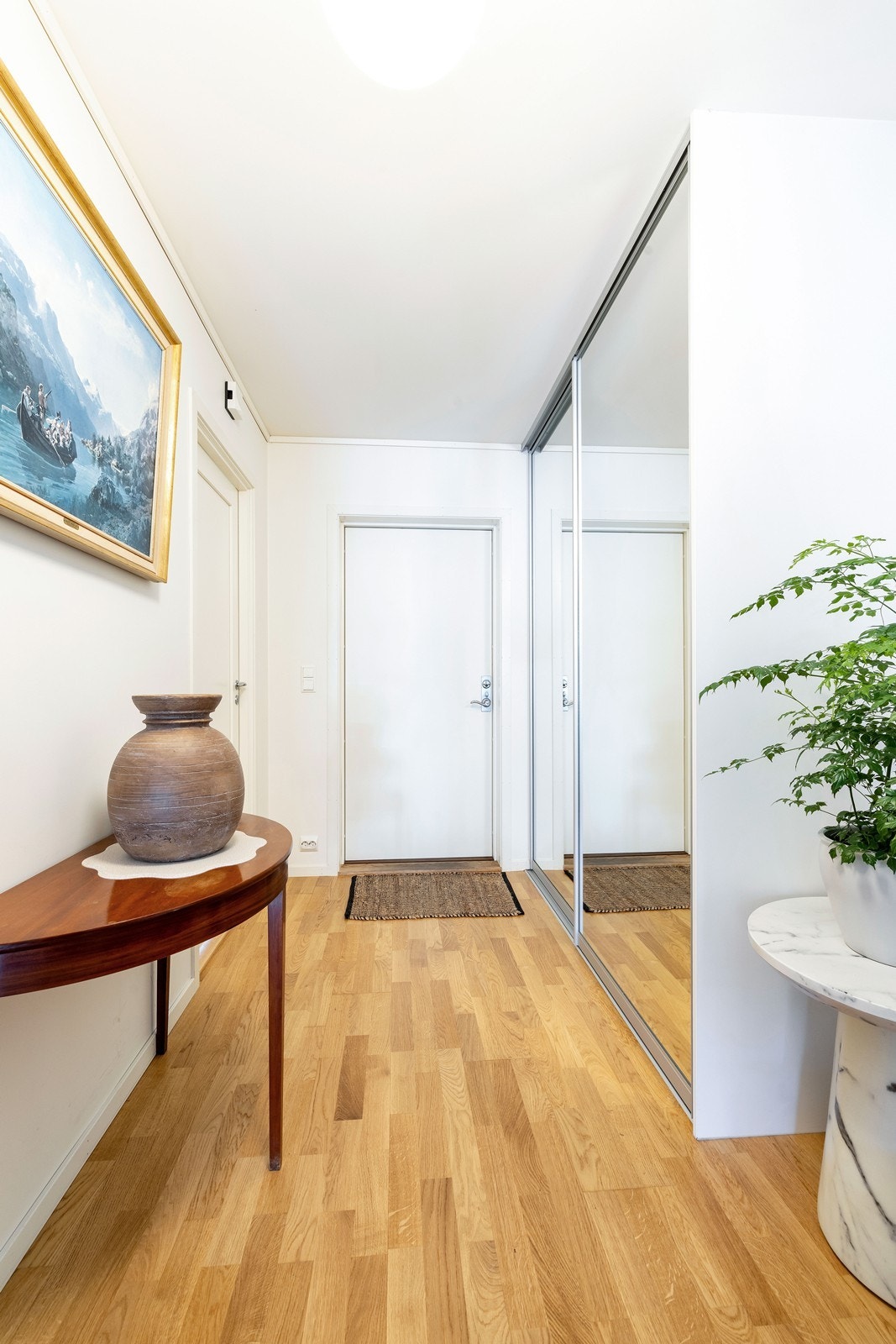 God plass til oppbevaring i skyvedørs garderobe. Galleribilde