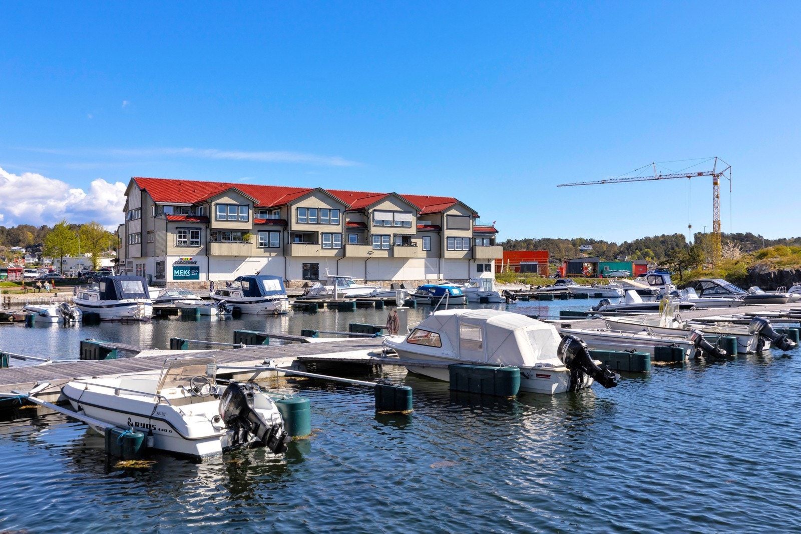 Stor og innbydende frontleilighet med en helt unik beliggenhet på bryggekanten på Odden 4. Galleribilde