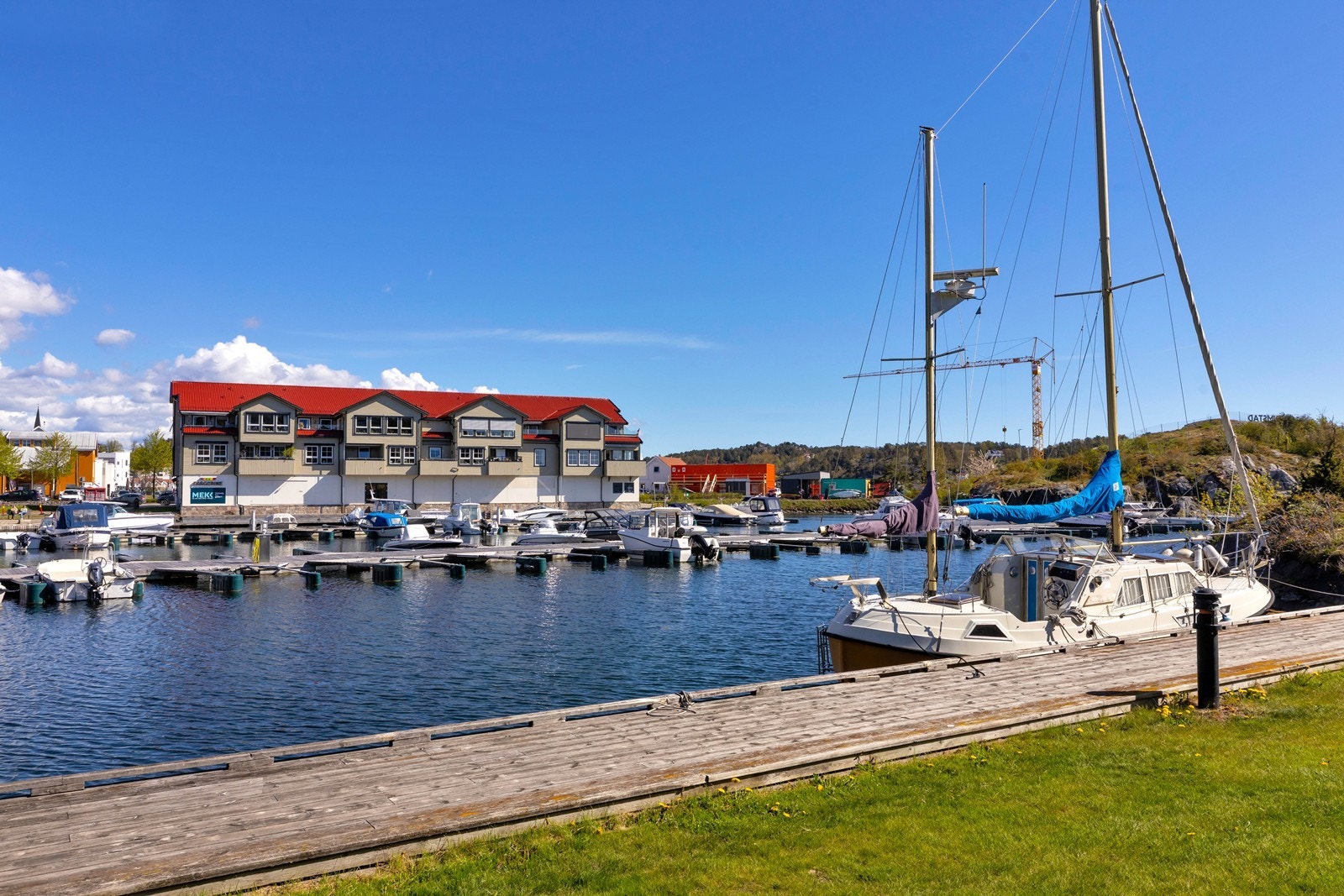 Med bryggekanten og Bystranda som nærmeste nabo bor du midt i det beste Grimstad har å by på. Galleribilde