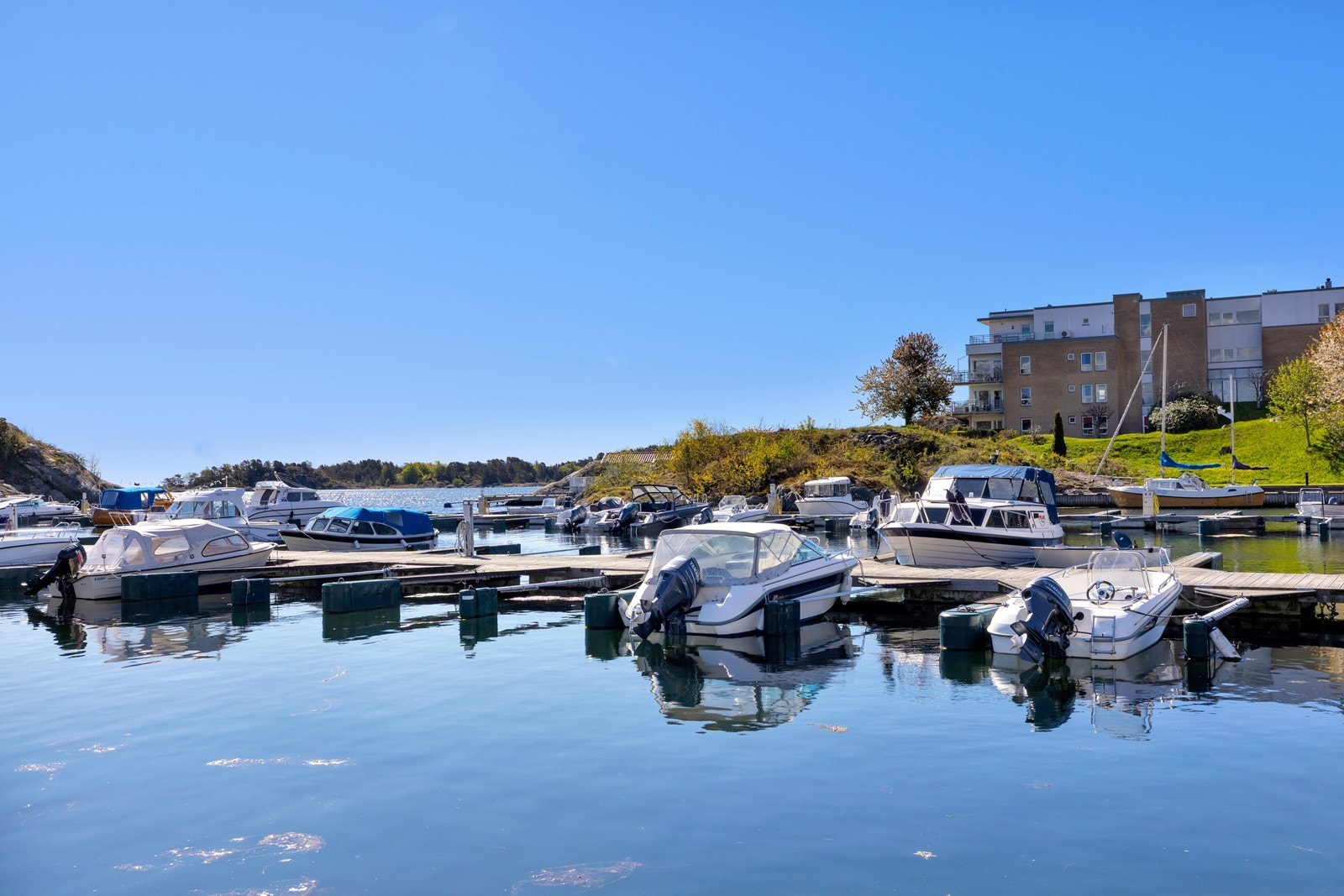 Med bryggekanten og Bystranda som nærmeste nabo bor du midt i det beste Grimstad har å by på. Galleribilde