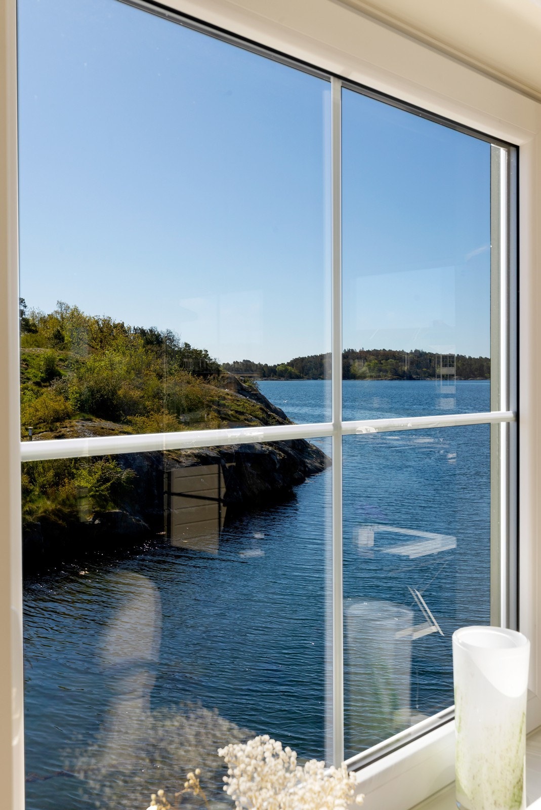 Her bor du med sjøen som nærmeste nabo, og utsikt mot vannet fra alle oppholdsrom. Galleribilde