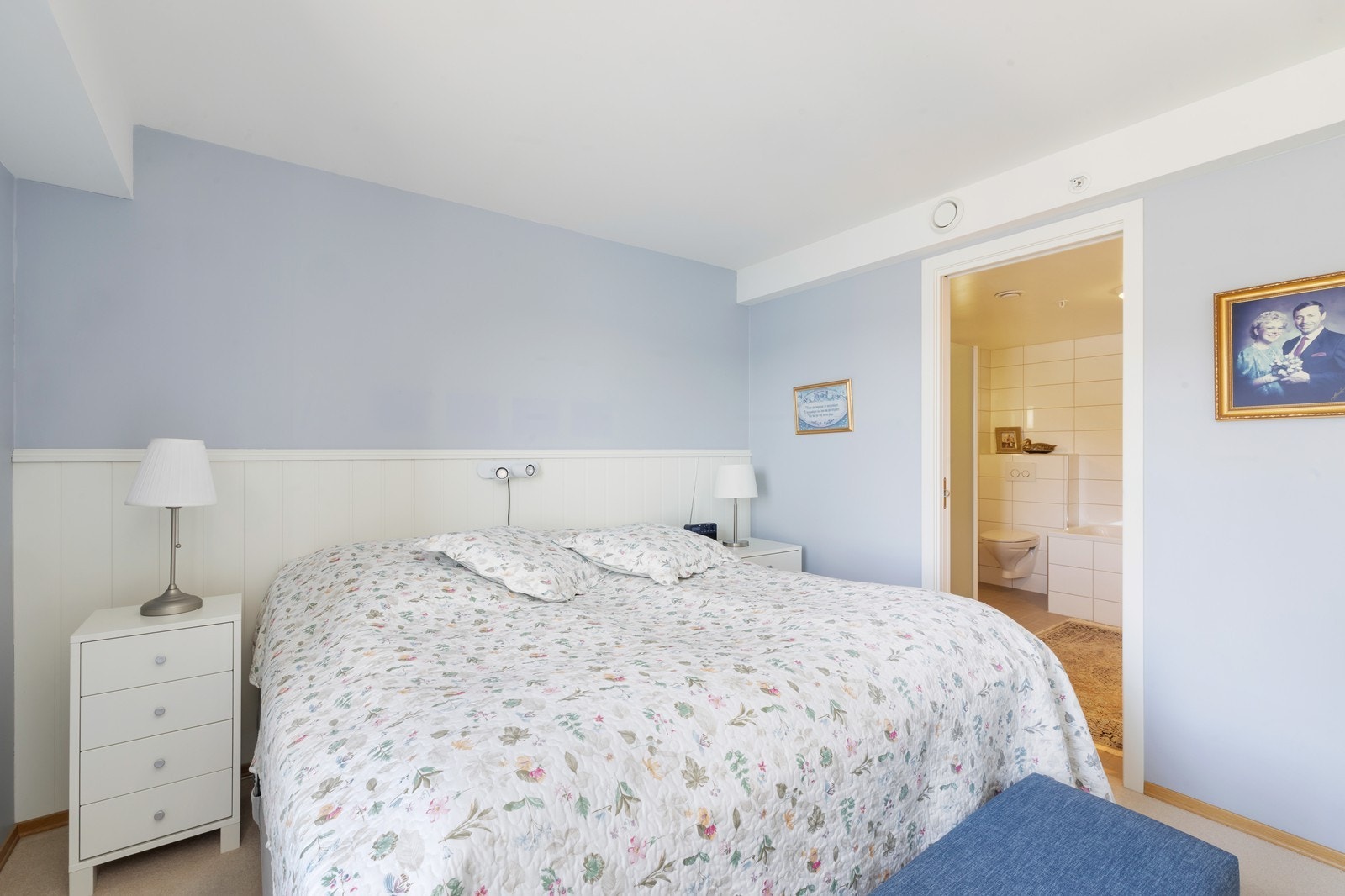 Hovedsoverom med hotellpreg og praktisk direkte adkomst til bad. Galleribilde