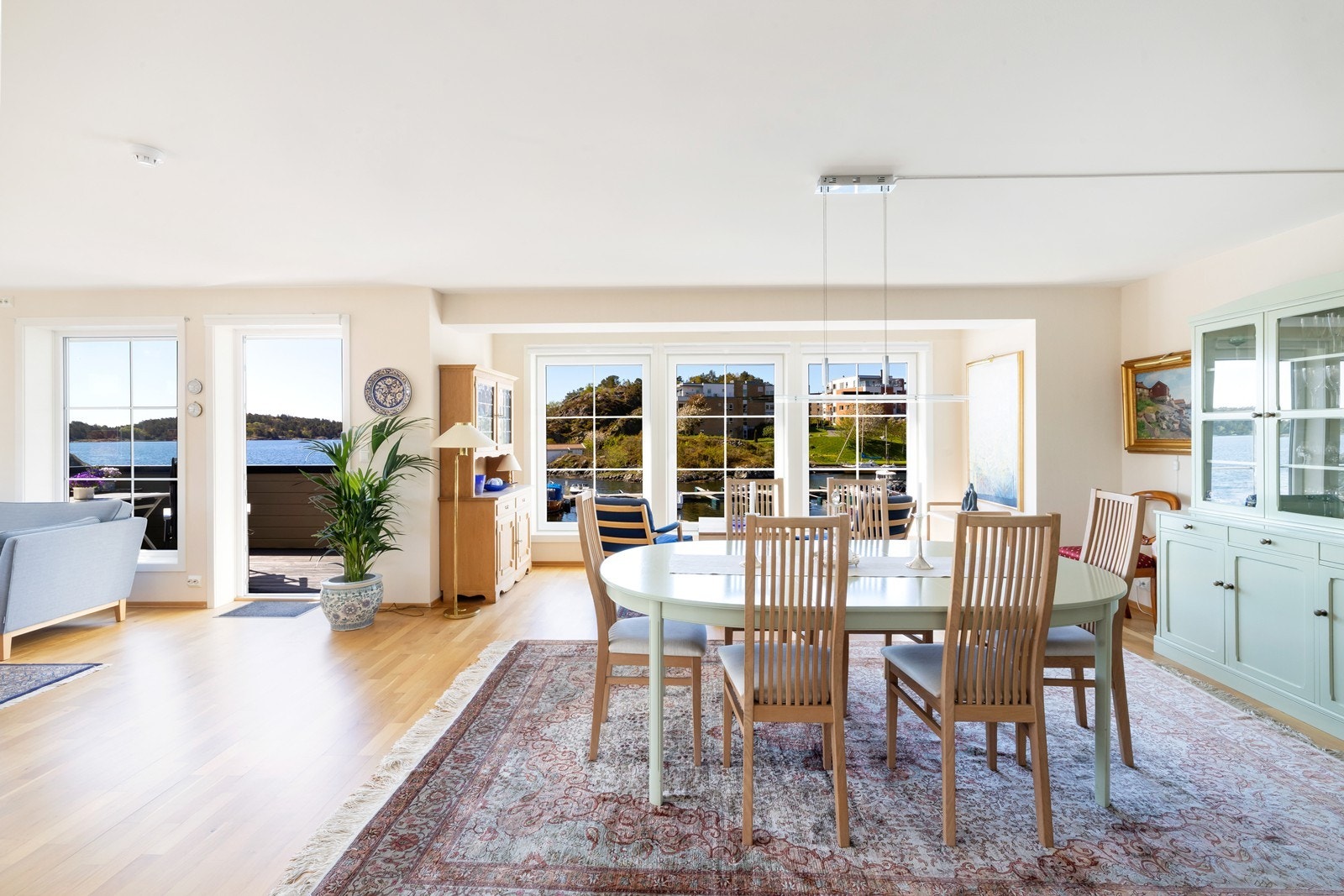 Planløsningen gir god plass til både sofagrupper og spisebord. Galleribilde