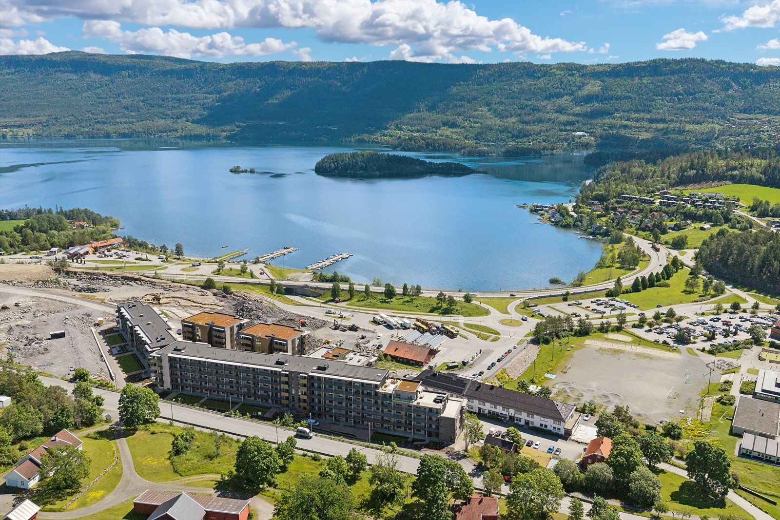 Beliggenheten ved Steinsfjorden gir umiddelbar nærhet til natur og rekreasjon, samtidig som servicetilbud på Vik er en kort kjøretur unna. Galleribilde