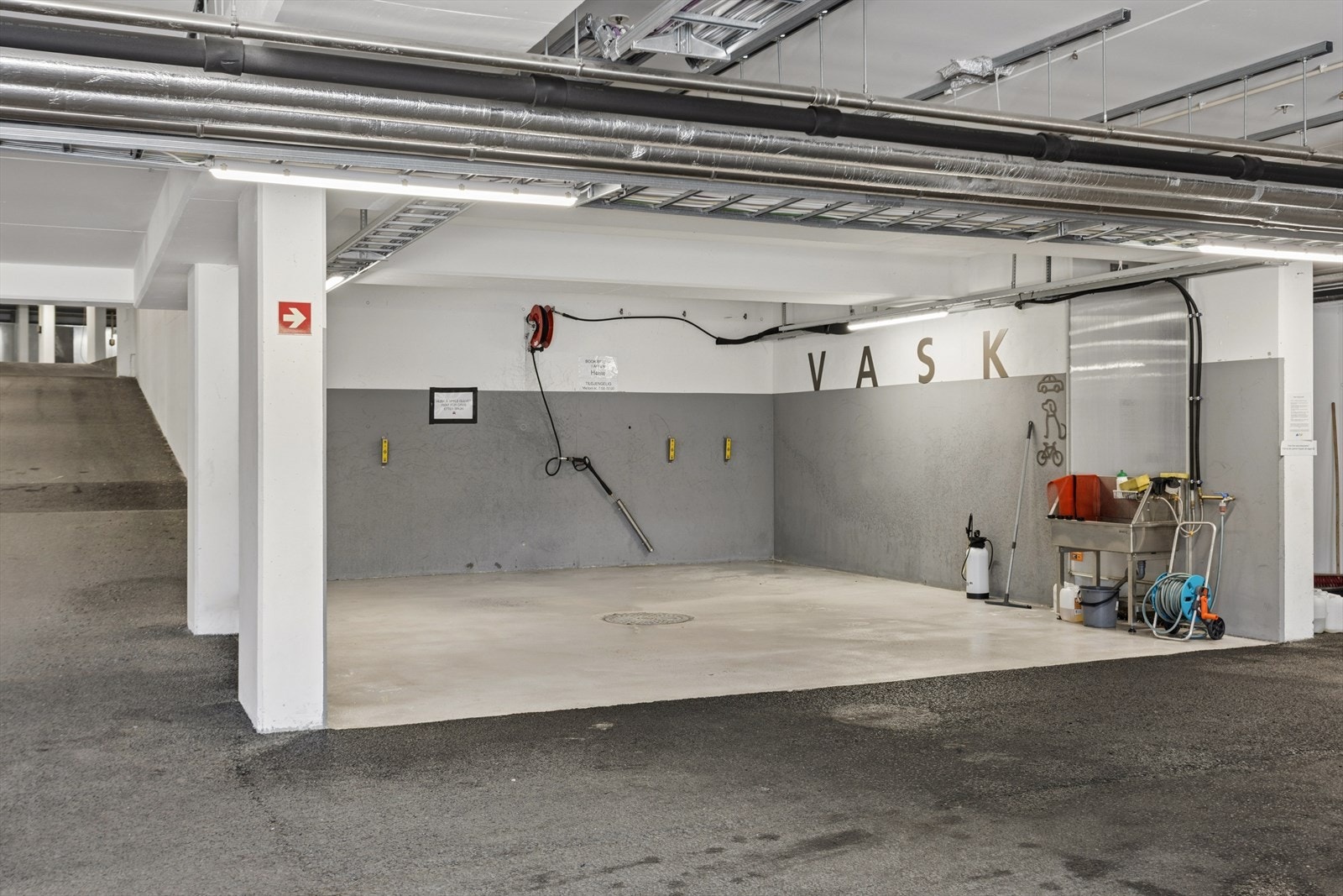 Praktisk innendørs spyleområde for bil, sykkel eller hunden etter langtur er tilgjengelig i garasjeanlegget! Galleribilde
