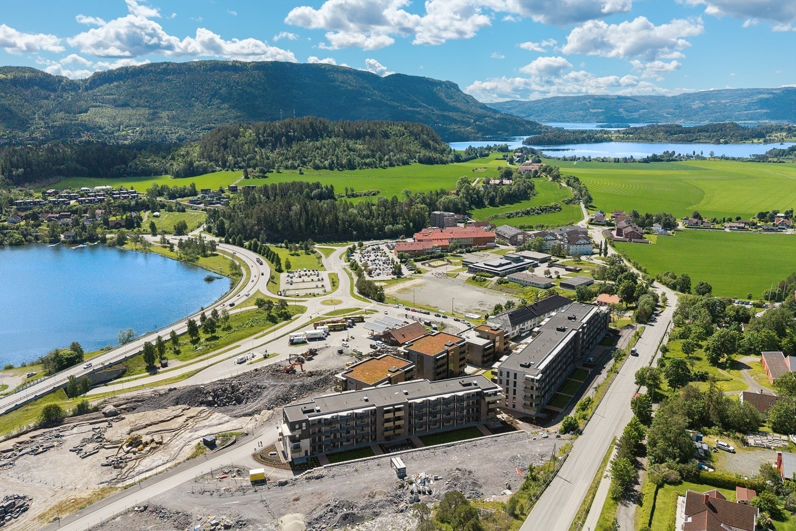 Steinsfjorden Terrasse ligger sentralt til med kort vei til både Vik sentrum og Hønefoss. Galleribilde