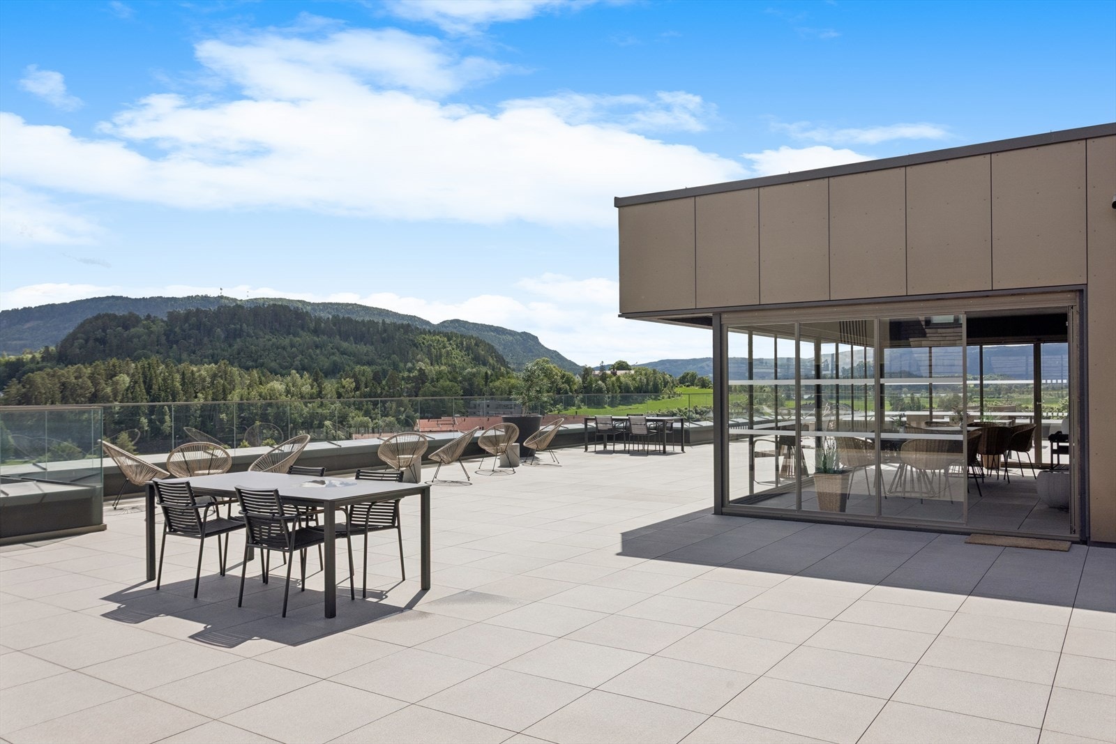 Sameiets felles takterrasse er møblert og har en tilhørende vinterhage for bruk året rundt. Galleribilde