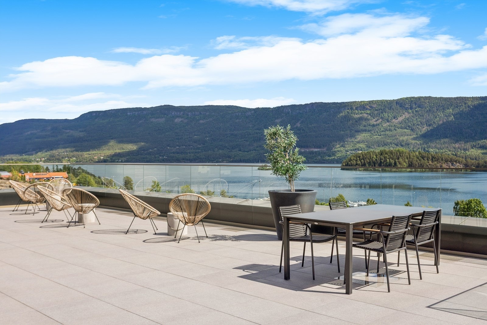 Fra takterrassen er det vidstrakt utsikt over Steinsfjorden og det omkringliggende landskapet. Galleribilde