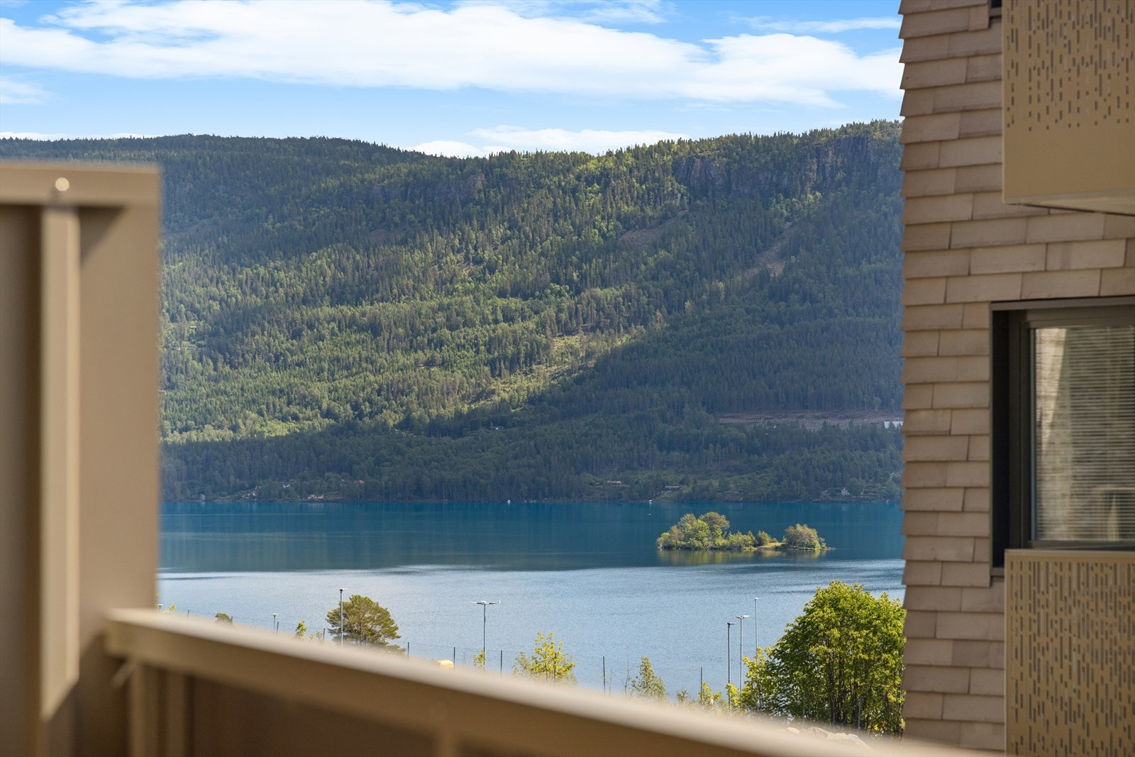 Fra balkongen kan man også nyte utsikten mot Steinsfjorden. Nært fjord og skog! Galleribilde