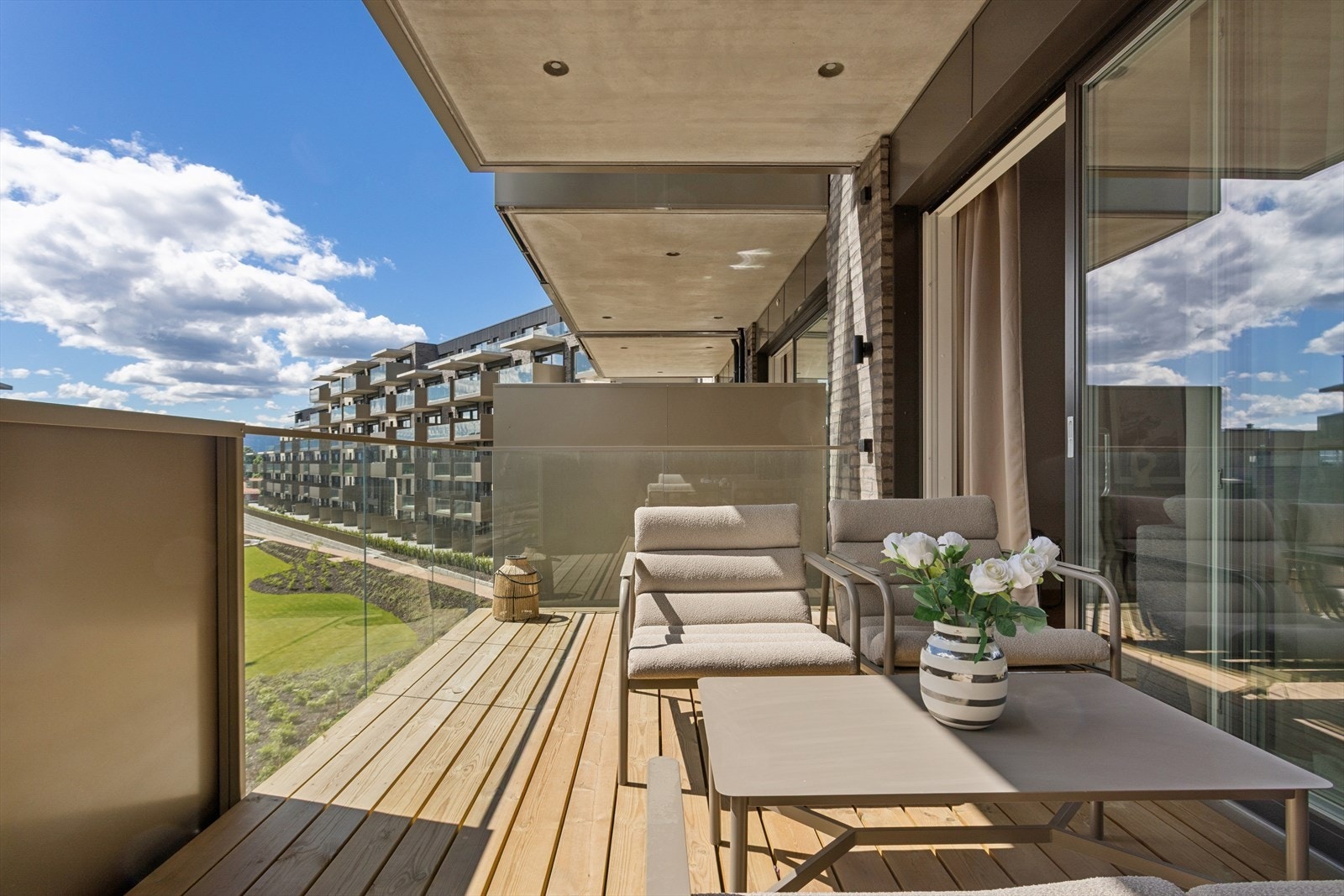 Overbygget, sørøstvendt balkong på ca. 12 m², med god plass til sittegruppe og grillen! Galleribilde