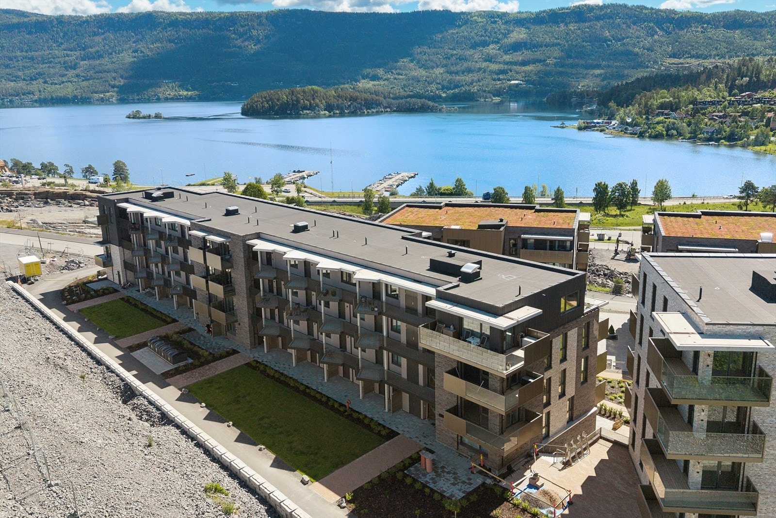 Bygget er nyoppført i 2025, og har en moderne fasade og pent opparbeidet fellesarealer. Galleribilde