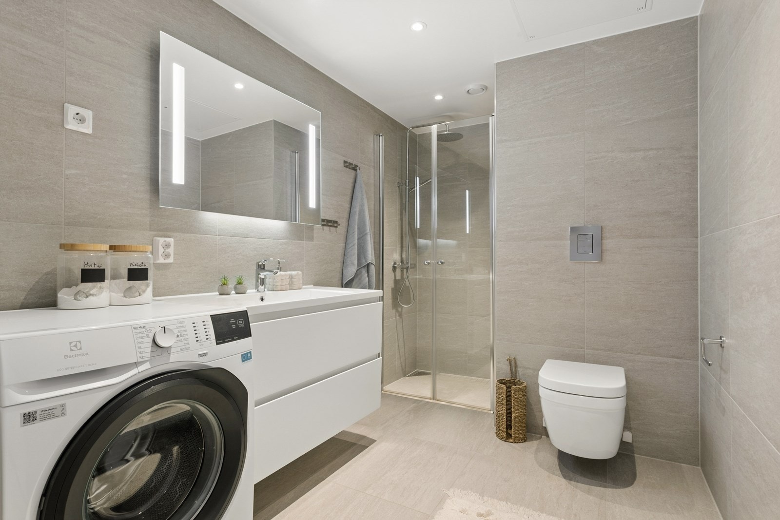 Badet har vannbåren gulvvarme for økt komfort, vegghengt toalett og balansert ventilasjon. Galleribilde