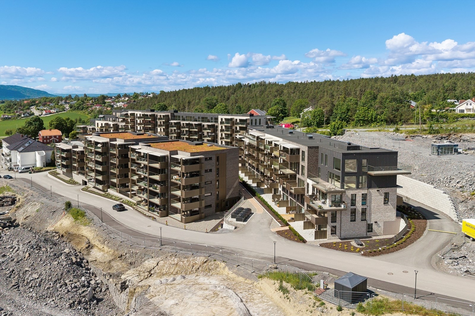 Her ligger alt til rette for en enkel og komfortabel hverdag, med tilgang til treningsrom, takterrasse, vaskehall, oppvarmet garasjeanlegg, gjesterom og nabolagskafé. Husk å melde deg på visning. Velkommen! Galleribilde