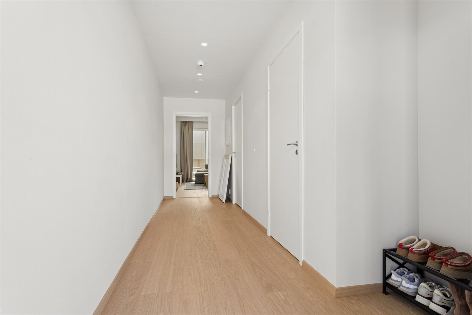 Lys og innbydende entré. Downlights i tak, parkett og innhuk for oppheng av yttertøy og sko. Galleribilde