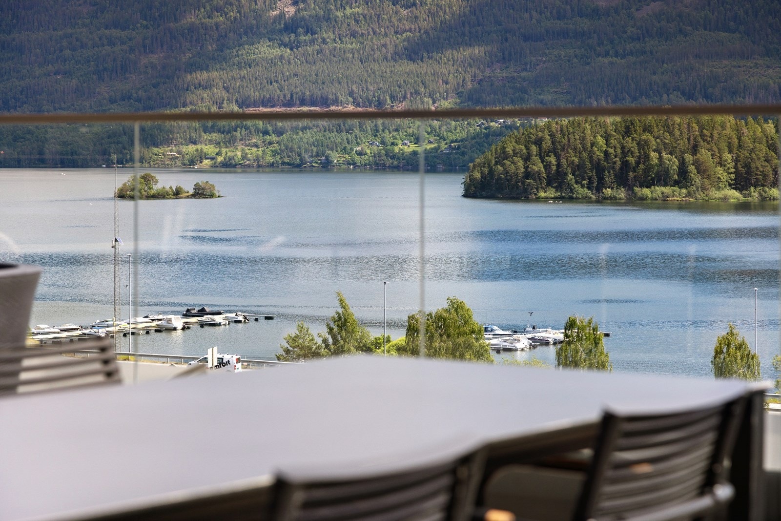 Nyt den flotte utsikten mot småbåthavnen og fjorden fra den felles takterrassen. Her kan man nyte gode solforhold gjennom hele dagen. Galleribilde