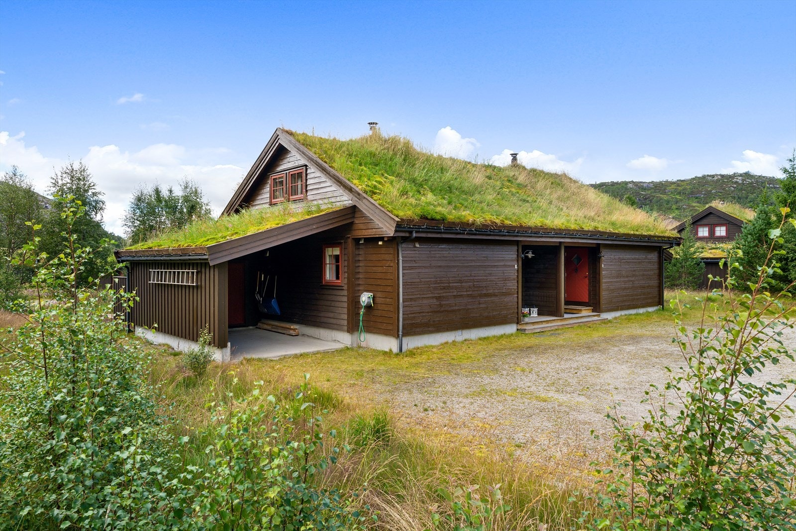 Eiendommen har parkering i egen carport og en utvendig sportsbod på ca. 4 m² Galleribilde