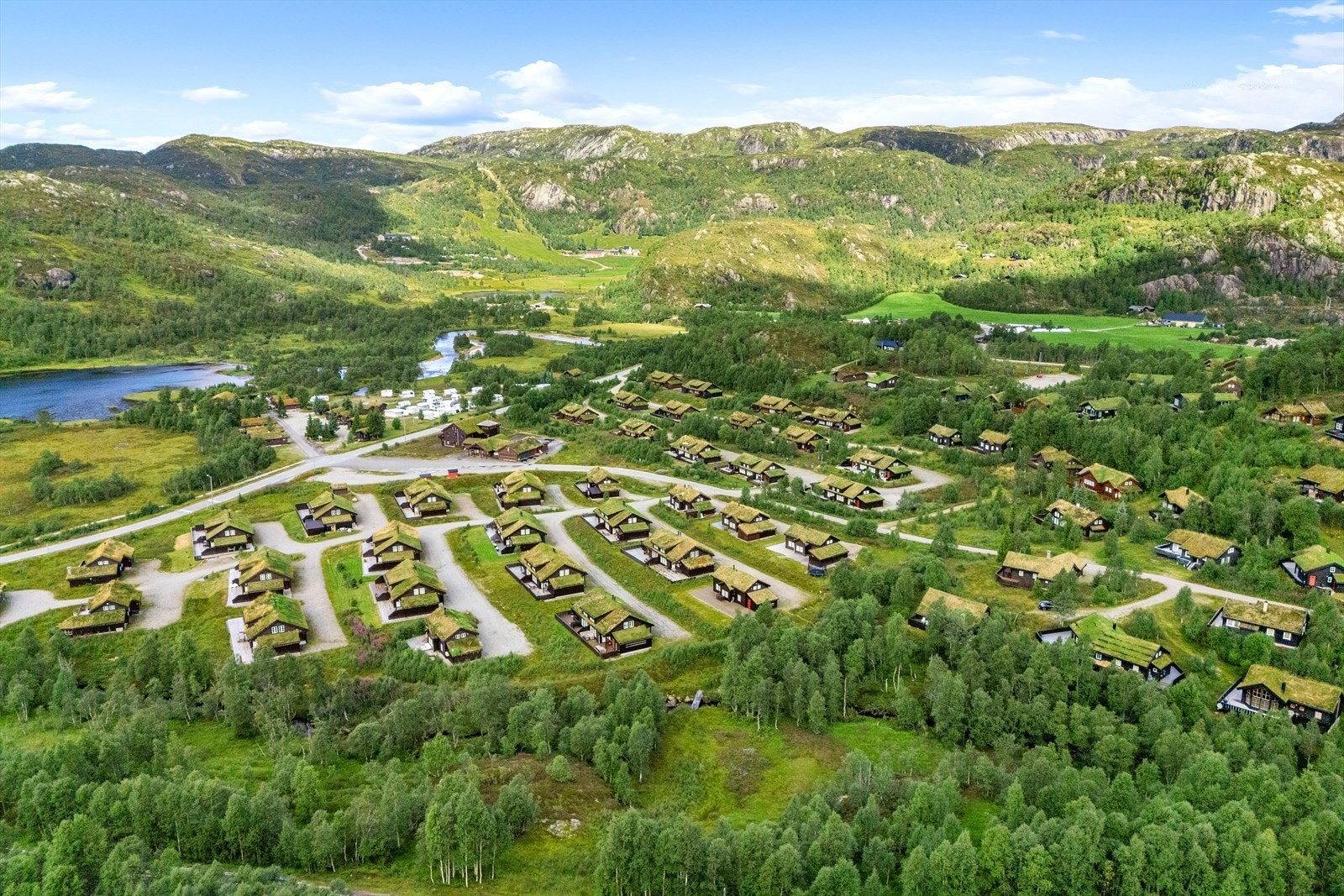 For alpinentusiaster er det kort kjøretur til skitrekkene i Ådneram og Fidjeland. Galleribilde