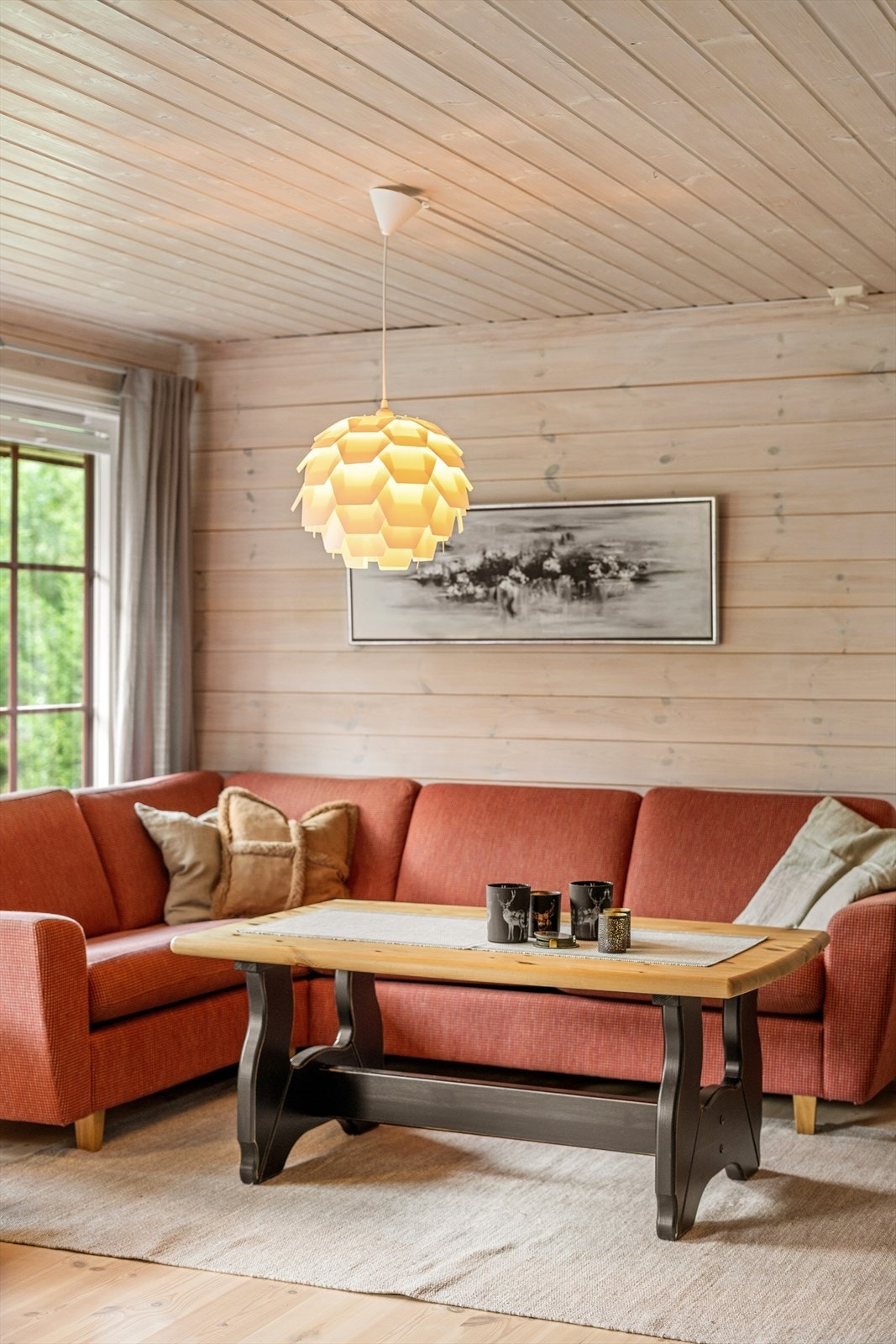 Gjennomgående bruk av treverk på gulv, vegger og i tak gir en klassisk hyttestemning. Galleribilde